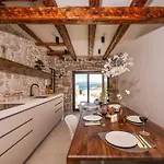 Beachfront Pebble