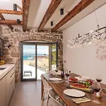 Beachfront Pebble Apartman Zdrelac