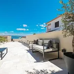 Beachfront Pebble Apartman
