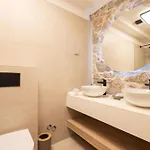 Beachfront Pebble Apartman *