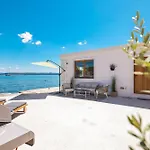 Beachfront Pebble Apartman