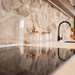 Beachfront Pebble Apartman *
