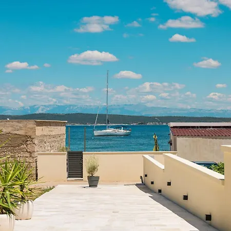 Daire Beachfront Pebble *