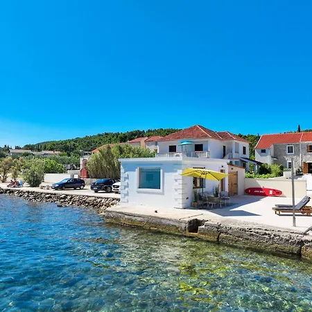 Beachfront Pebble Daire *