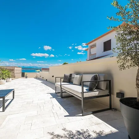 Beachfront Pebble Daire
