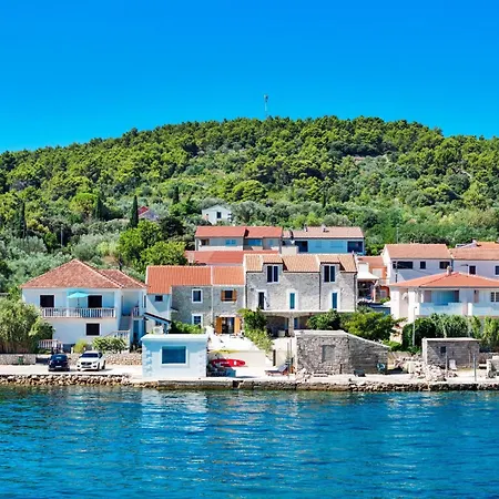 Beachfront Pebble Daire Ždrelac