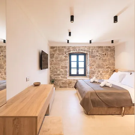 Daire Beachfront Pebble