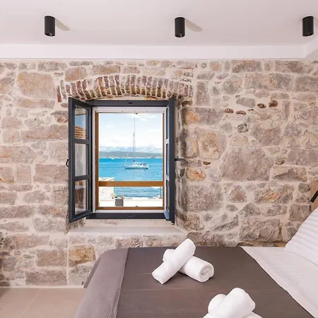 Beachfront Pebble